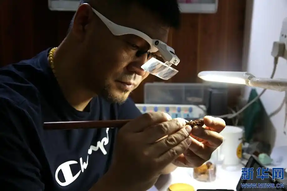 新华网杨腾格尔摄   杨磊的微雕技艺是跟爷爷学的,爷爷在山西老家时