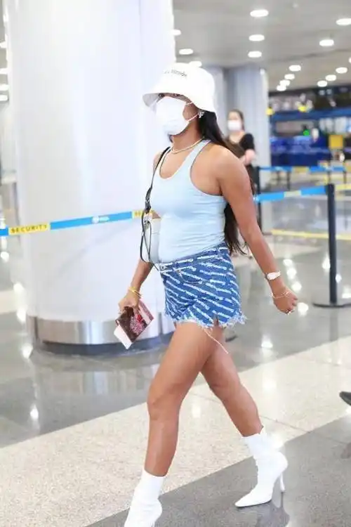 吉克隽逸美黑效果还不错,穿背心 短裤的搭配,酷炫又帅气_女性_服装_穿