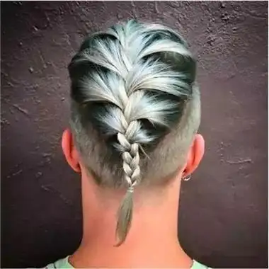 男生小辫子发型后脑勺引人注意显帅气俏皮魅力