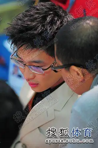 图文:晶霞组合出战女双三米板 霍启山一同现身