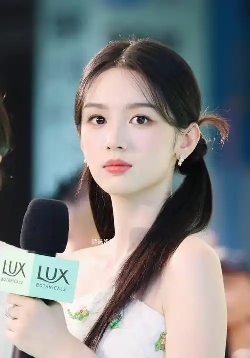 周也出席品牌活动,可爱的蛋糕裙,双马尾,还吹金粉