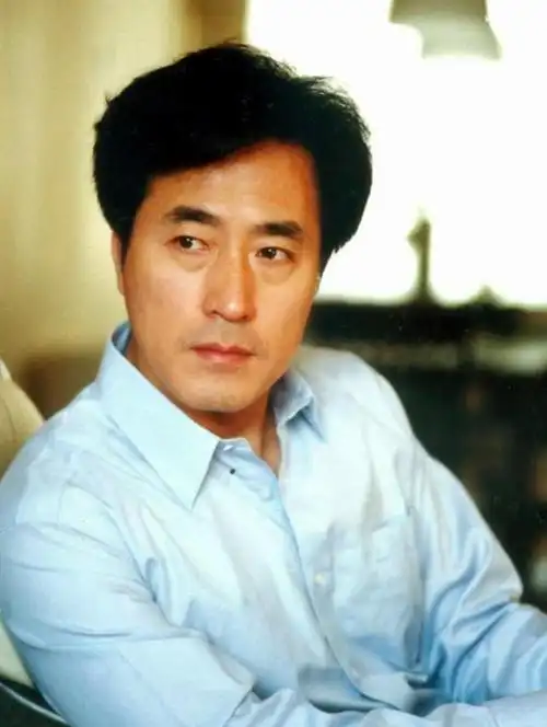 杨立新:27岁娶平凡妻子,相爱39年,儿子杨玏成了夫妻俩