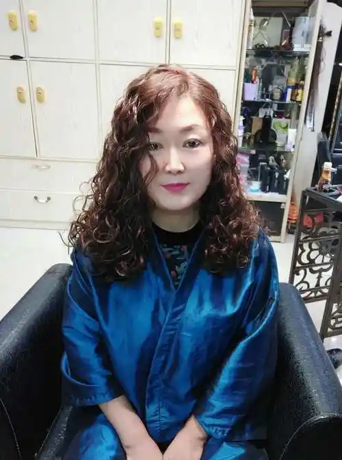还在说小碎卷老气吗?16款精选小卷发型,小女生烫了都美翻了