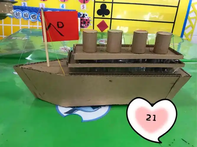 青岛西海岸新区港头陈幼儿园中三班纪念海军成立70周年亲子制作军舰