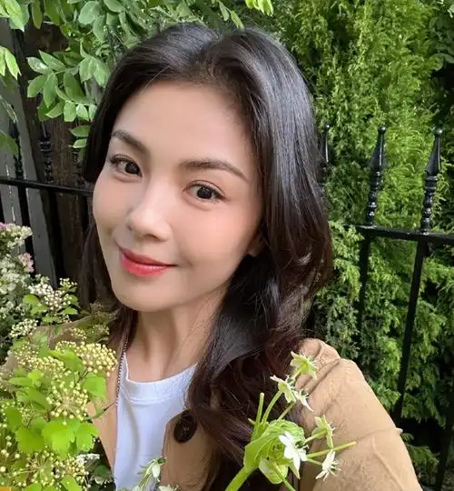 45岁刘涛近照大变样,离开美颜像换了一张脸,皮肤暗黄法令纹抢镜_腾讯