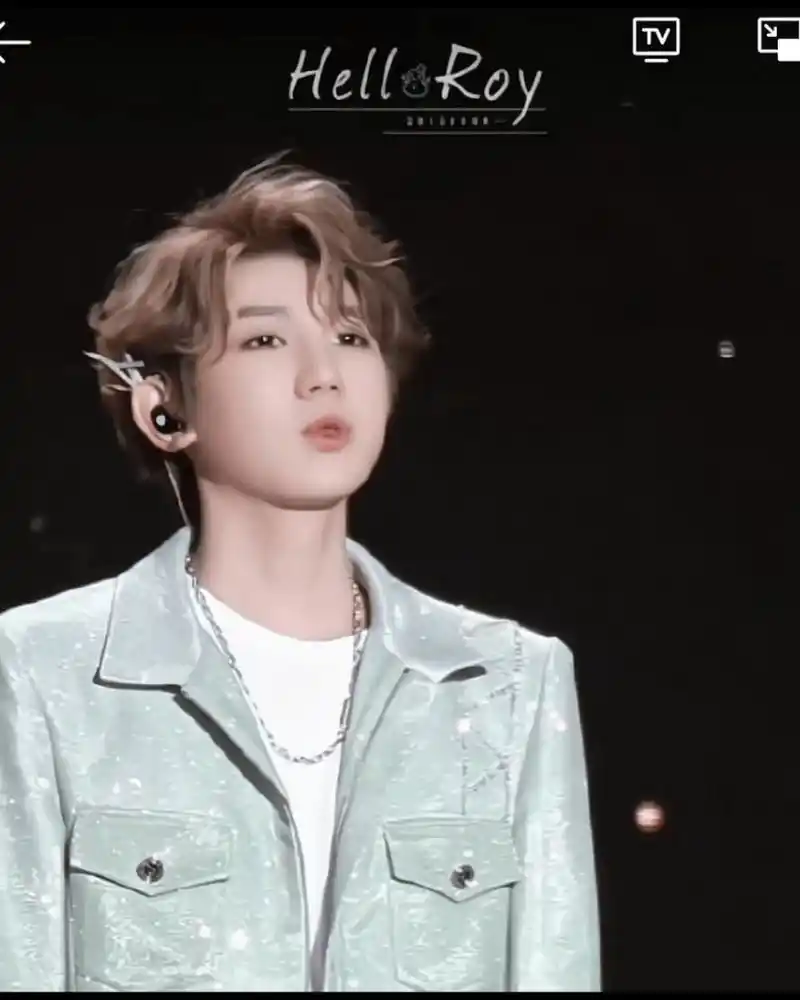 王源小时候和现在对比,好像没什么变化.