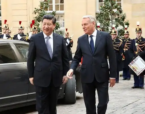 3月27日,国家主席习近平在巴黎会见法国总理艾罗.