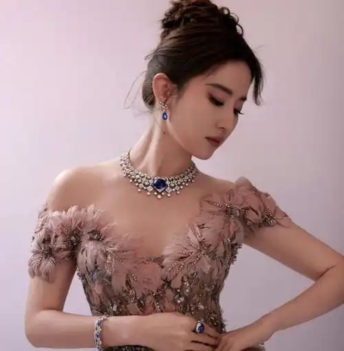 当代娱乐圈中,刘亦菲以其非凡的魅力和超凡脱俗的气质,成为了无数观众