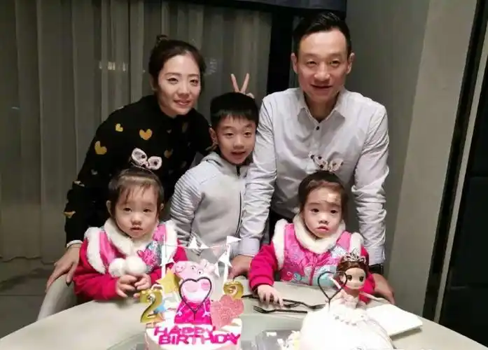 杨威家中双胞胎生日,一转眼欢欢乐乐已经五岁,一家五口超温馨