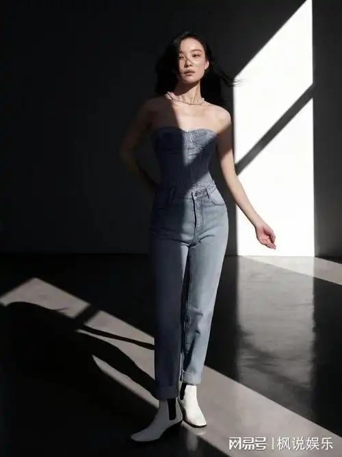 倪妮穿牛仔套装简约随性 光影中尽显飒爽英姿|时尚|上衣|穿搭|牛仔裤