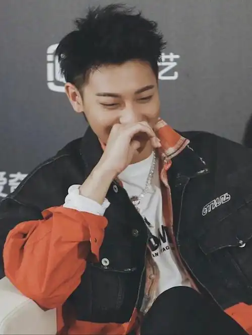 知名歌手黄子韬通过社交账号晒出了自己的生活照,镜头中,黄子韬身穿