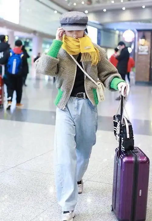 张子枫还保持着小女孩身材毛肚外套看着挺厚却挡不住身形