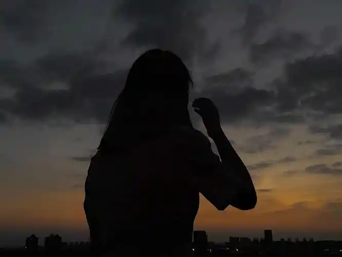 傍晚孤独的女孩背影视频