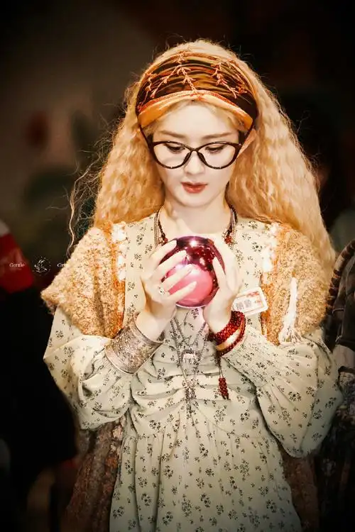 赵丽颖cos哈利波特特里劳妮