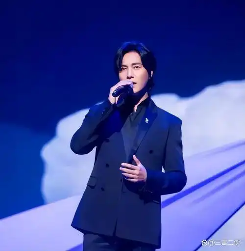 2008年,陈坤和众多优秀歌手一同演唱了《北京欢迎你》.