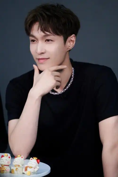 张艺兴超话240330 工作室更新《盒子里的猫》艺兴照片16p跳舞,解密