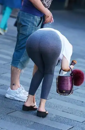 微胖熟女紧身裤显凹凸有致的身材,让身后的男模频频侧目