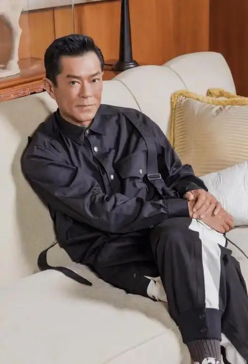 古天乐的肤色依然偏黑,他身穿皮衣并搭配白色衬衫,整体给人一种非常有