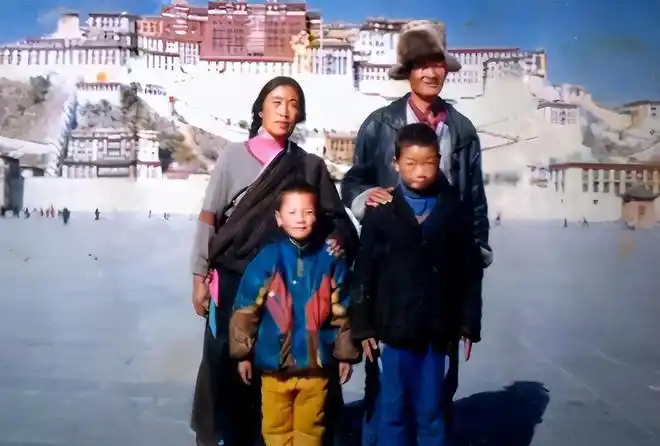 降央卓玛成名后接受记者采访,回忆起小时候,她想给记者找一张全家福