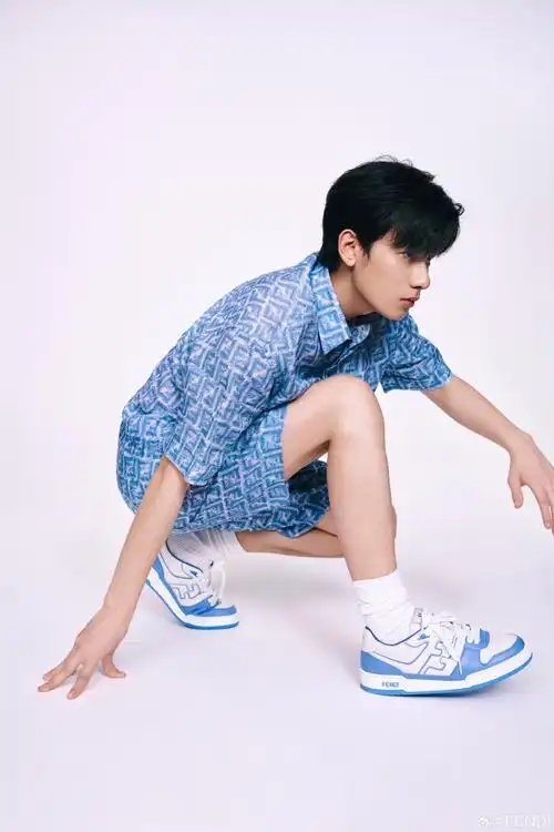 演员胡先煦身着2024夏季系列,搭配fendi match运动鞋,色调清新,一步