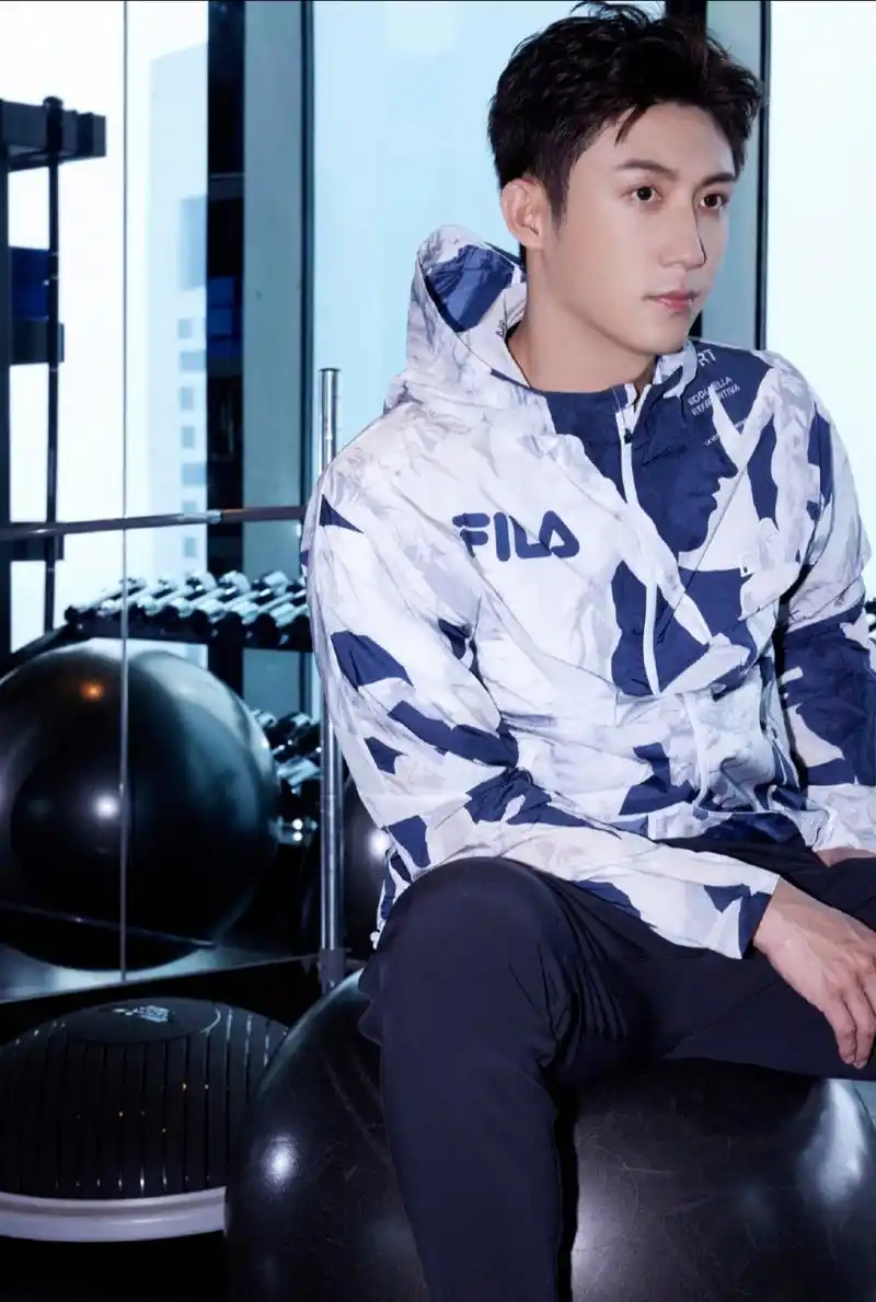 黄景瑜休闲装,这身打扮阳光又帅气.