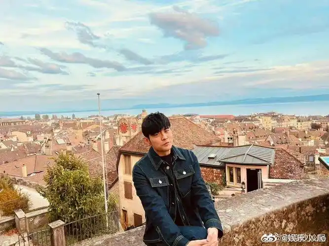 周杰伦ins晒一家三口背影照片!