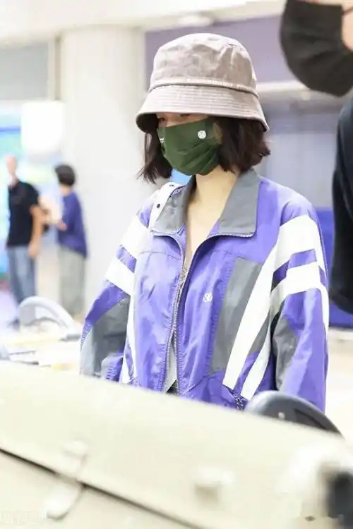 街拍:刘惜君紫色运动外套 破洞牛仔裤 渔夫帽随性率性_北京_机场