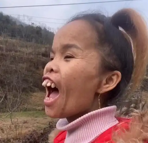 江西女子靠"丑"圈粉百万,自信程度不输凤姐,还嫁给大高个丈夫