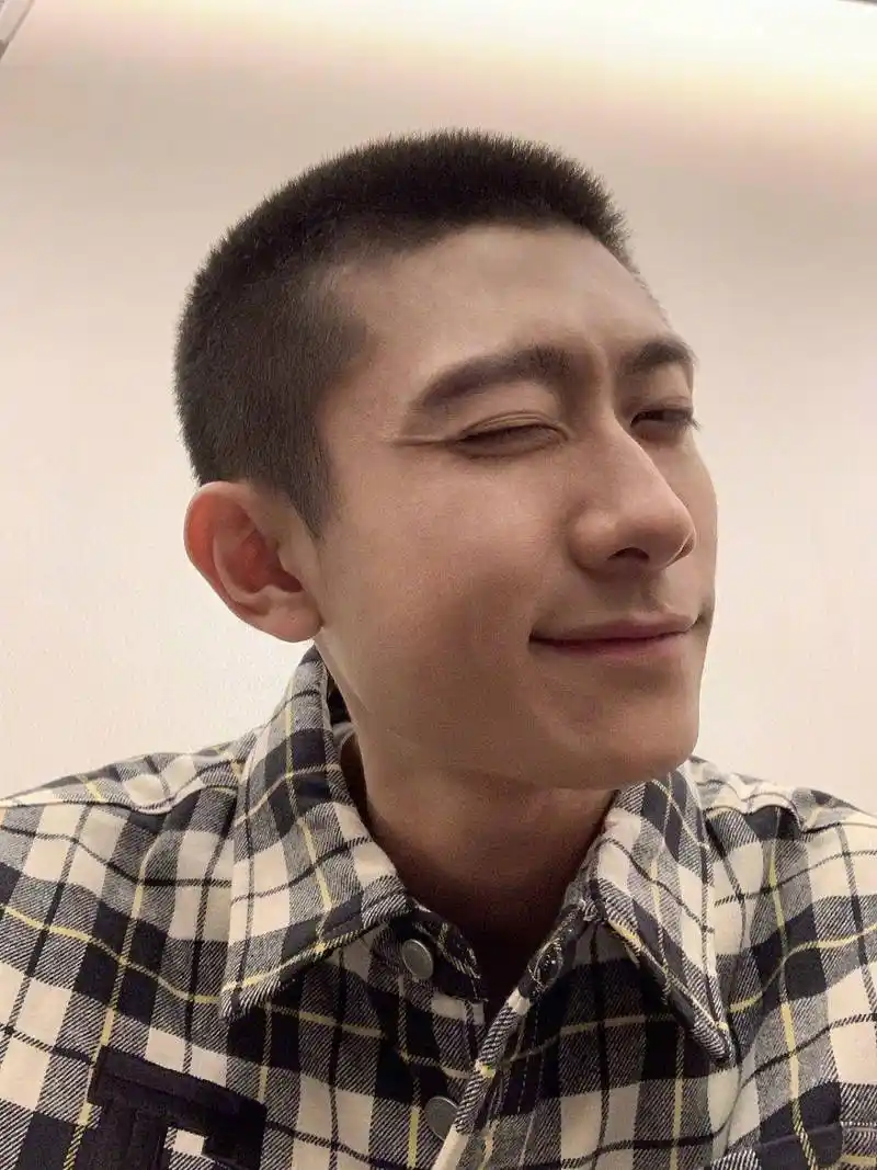 张一山不满意自拍照,照片发出后,感到太帅了认不出来