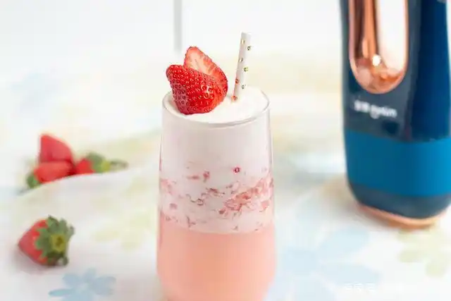 在家自制草莓优乳酪,酸甜美味超好喝,15块钱做出3大杯,超划算