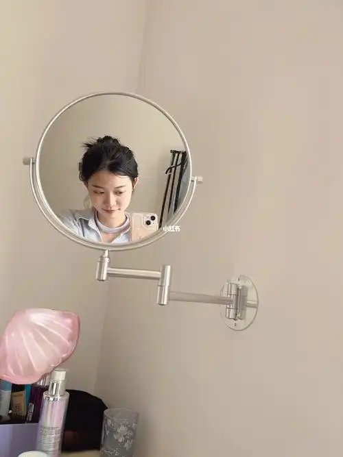 常常感觉镜子里那个脸比现实中好看很多因此对镜拍成为了我从上大学