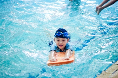 小孩学游泳需要多少钱