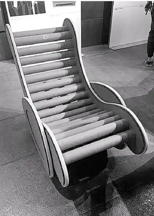 ②利用废旧纸管做的摇椅,记者体验了一把,很牢固很结实.