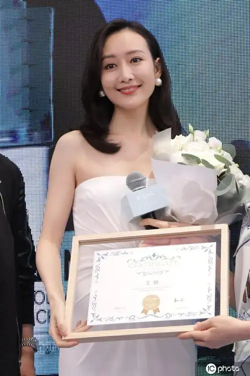 王鸥一袭白色裹胸礼服代言护肤品