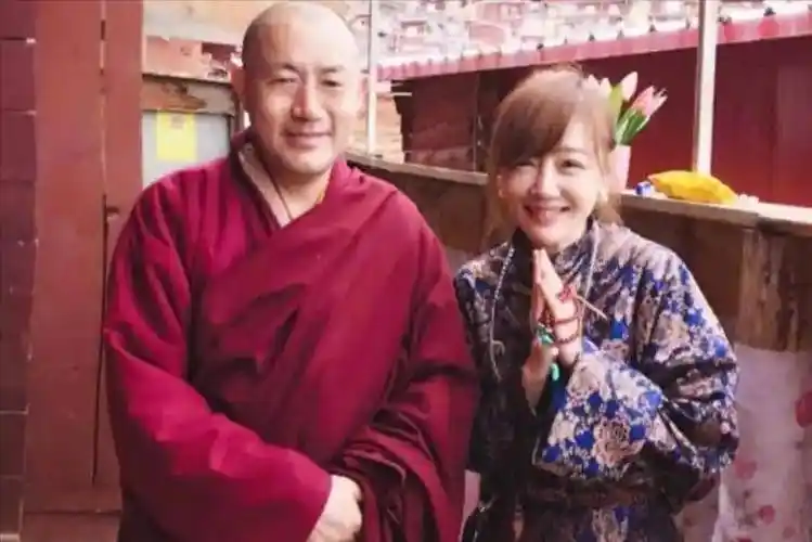 当街亲吻,让薛佳凝"底裤被扒光",颠覆了粉丝对她"固有认知"