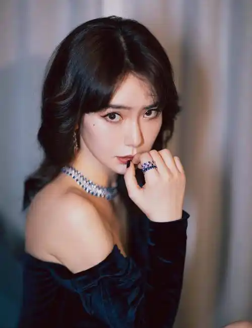 原创戚薇发生日美图!她中性酷飒但身材火辣也能如此性感