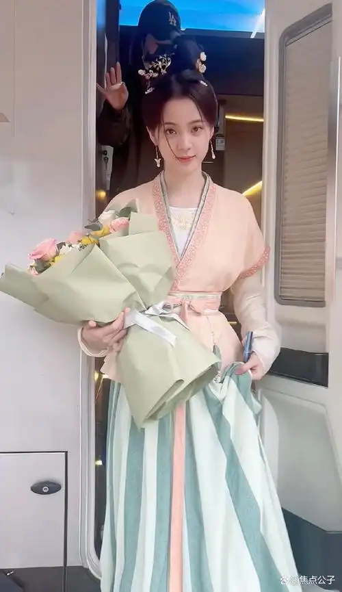 欧阳娜娜还是满满的胶原蛋白,古装发型还是好看的