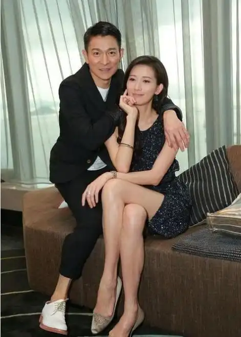 林志玲刘德华合照流出,他越老越帅,林志玲开叉裙妩媚性感