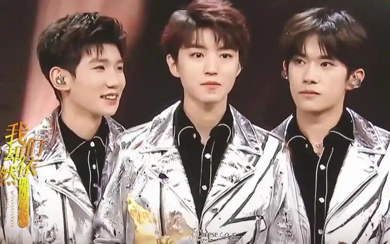 tfboys合体微博之夜,时隔四年合体献唱《灯火》