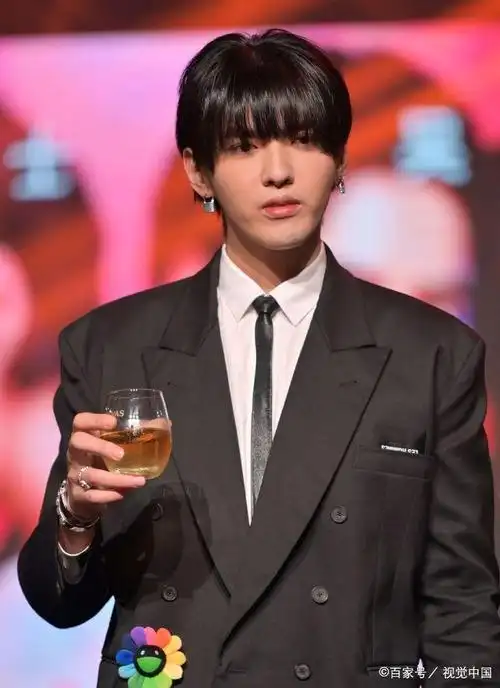 差点没认出,吴亦凡成功瘦回当初模样,奶气"锅盖头"发型超抢镜