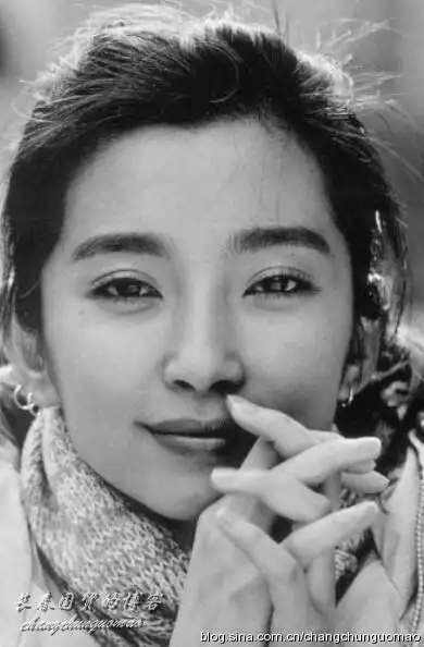 新浪娱乐讯 近日,网友曝光了一组李冰冰出道前的照片,照片中李冰冰