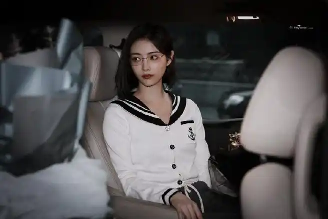 许佳琪金丝眼镜水手服造型