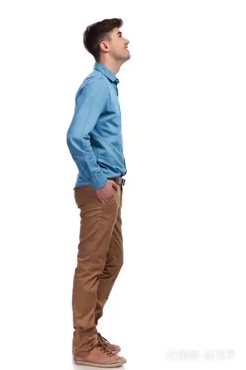 一个偶然的人看着东西的侧面视图