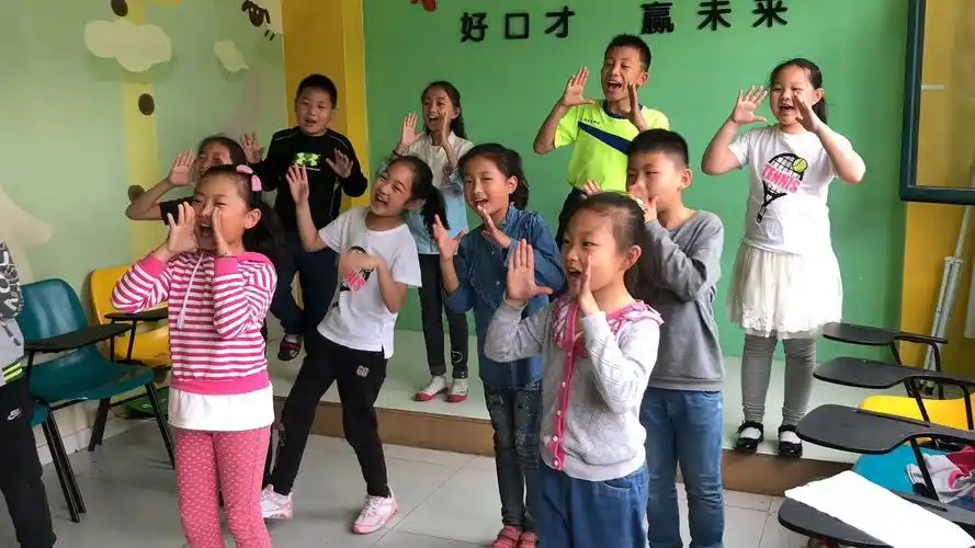 口才表演是我的另一个爱好,它不仅使我的口才和表演有了提高,更加让我