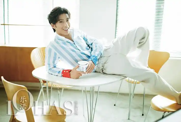 窦骁封面氧气感十足 清新活力展暖男气质