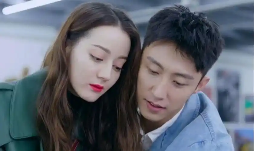 黄景瑜庆出道8周年,拍照不敢比8疑避嫌热巴,遭网友吐槽太刻意