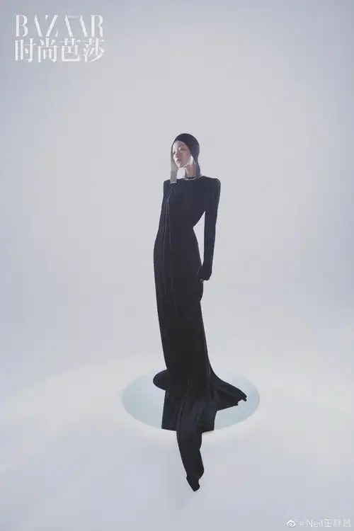 登上《时尚芭莎》四月刊封面