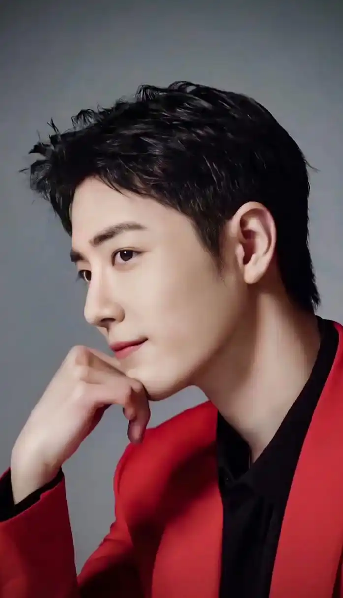 战穿红色的衣服非常惊艳,好像天生就特别适合红色,而红色也是他的应援