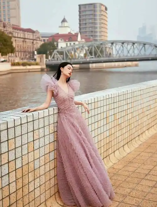 另外,亮丽的颜色也很衬肤色,让李沁的皮肤非常亮丽细腻,能够起到很好