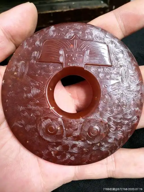 良渚时期老红玉挂件手件个个满身工艺